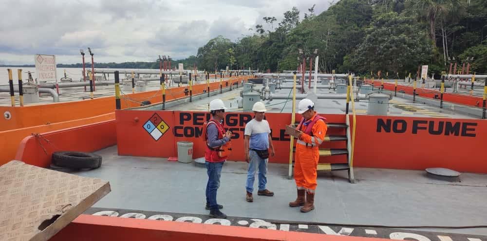 Operación de carga en barcaza de DA COSTA