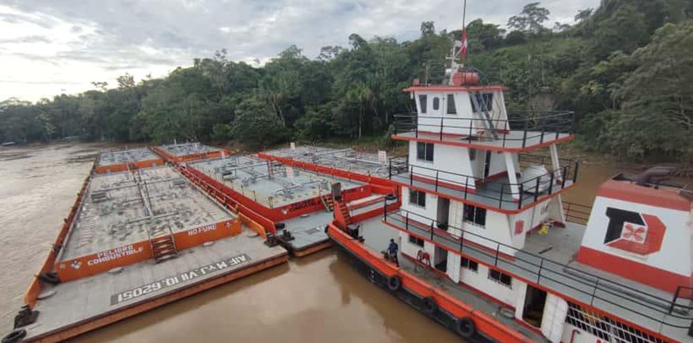Convoy de barcazas de DA COSTA junto a la selva amazónica