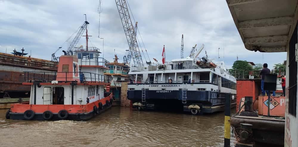 Embarcación navegando un río amazónico