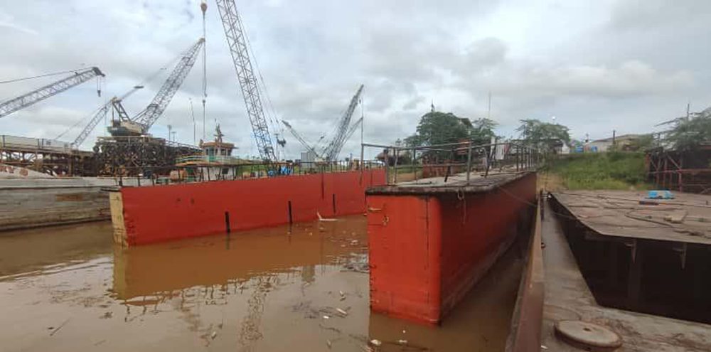 Carga de proyecto sobre barcaza de DA COSTA