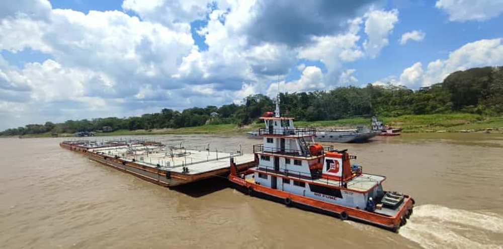 Empujador fluvial de DA COSTA navegando con barcazas en un río amazónico