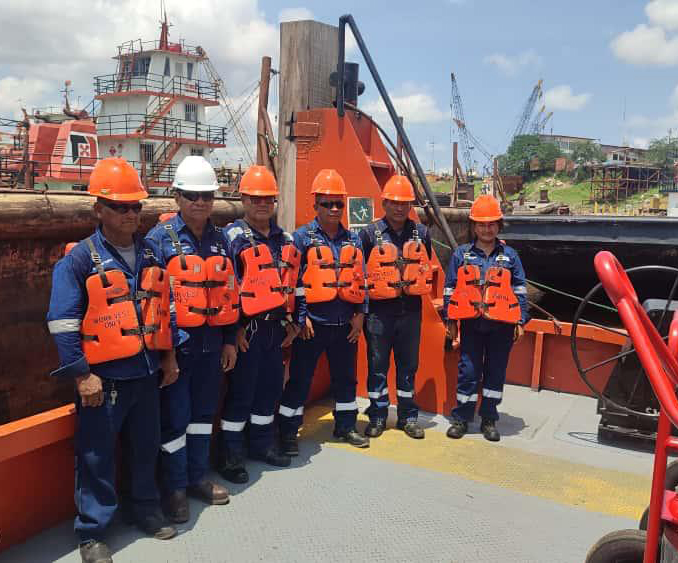 Tripulación de DA COSTA con equipos de protección a bordo